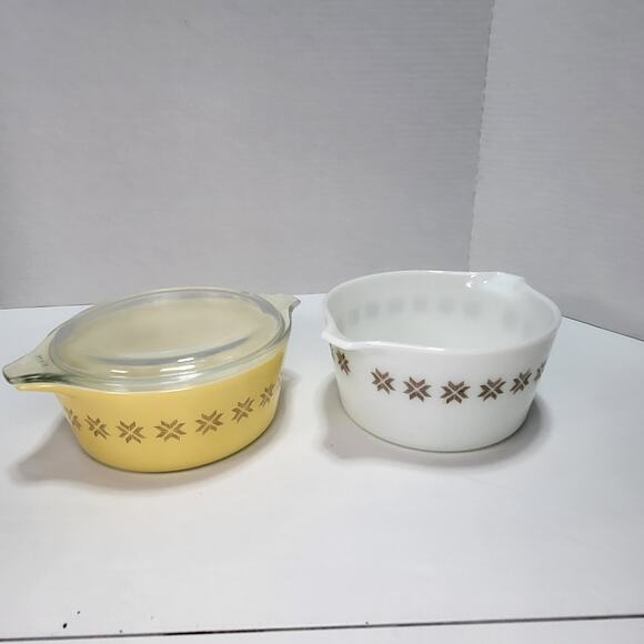 Yellow and White Pyrex Casserole Dishes 1.5 PT- 1QT Town and Country Vintage 70s - Picture 2 of 10